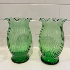 Vintage Emerald Green Swirl Glass Vase w/Ruffled Edge 6 1/2"